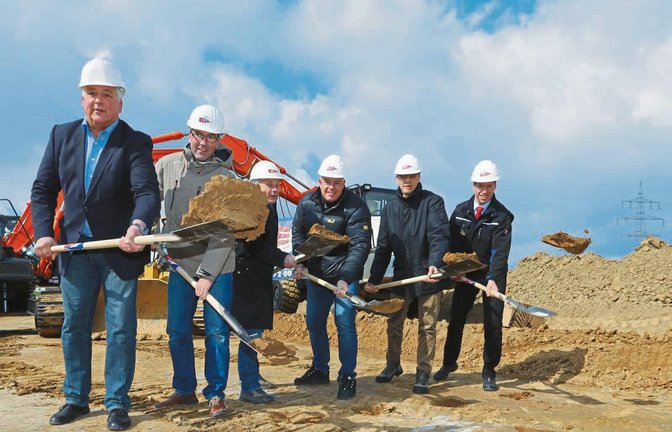 Gestern war am Pulverdinger Weg Spatenstich mit Bürgermeister Peter Schäfer (links) und den Vertretern einiger beteiligter Firmen. Foto: Küppers