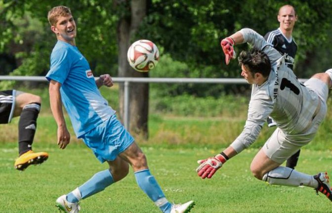 Nur zusehen konnten hier Adam Juhasz (im Hintergrund) und Vaihinges Keeper Christian Richter wie Bastian Schaar das 5:0 schießt. Foto: Leitner