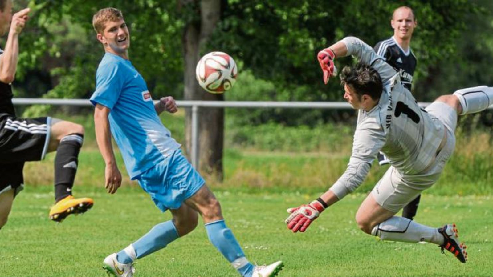 Nur zusehen konnten hier Adam Juhasz (im Hintergrund) und Vaihinges Keeper Christian Richter wie Bastian Schaar das 5:0 schießt. Foto: Leitner Nur zusehen konnten hier Adam Juhasz (im Hintergrund) und Vaihinges Keeper Christian Richter wie Bastian Schaar das 5:0 schießt. Foto: Leitner