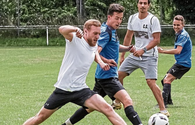 Die Kegelfreunde Bontrup (weiße Trikots, im Spiel gegen Bellacio) haben den Ori-Athlon gewonnen. Foto: Simecek