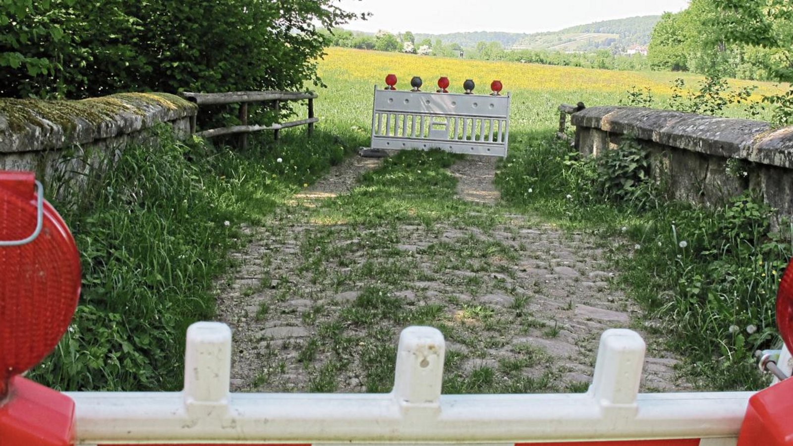 Eine Feldwegbrücke in Hohenhaslach bei der neuen Fischtreppe am Hengstberger Wehr musste sofort gesperrt werden. Foto: Makkens Eine Feldwegbrücke in Hohenhaslach bei der neuen Fischtreppe am Hengstberger Wehr musste sofort gesperrt werden. Foto: Makkens