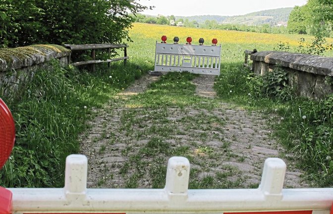 Eine Feldwegbrücke in Hohenhaslach bei der neuen Fischtreppe am Hengstberger Wehr musste sofort gesperrt werden.  Foto: Makkens