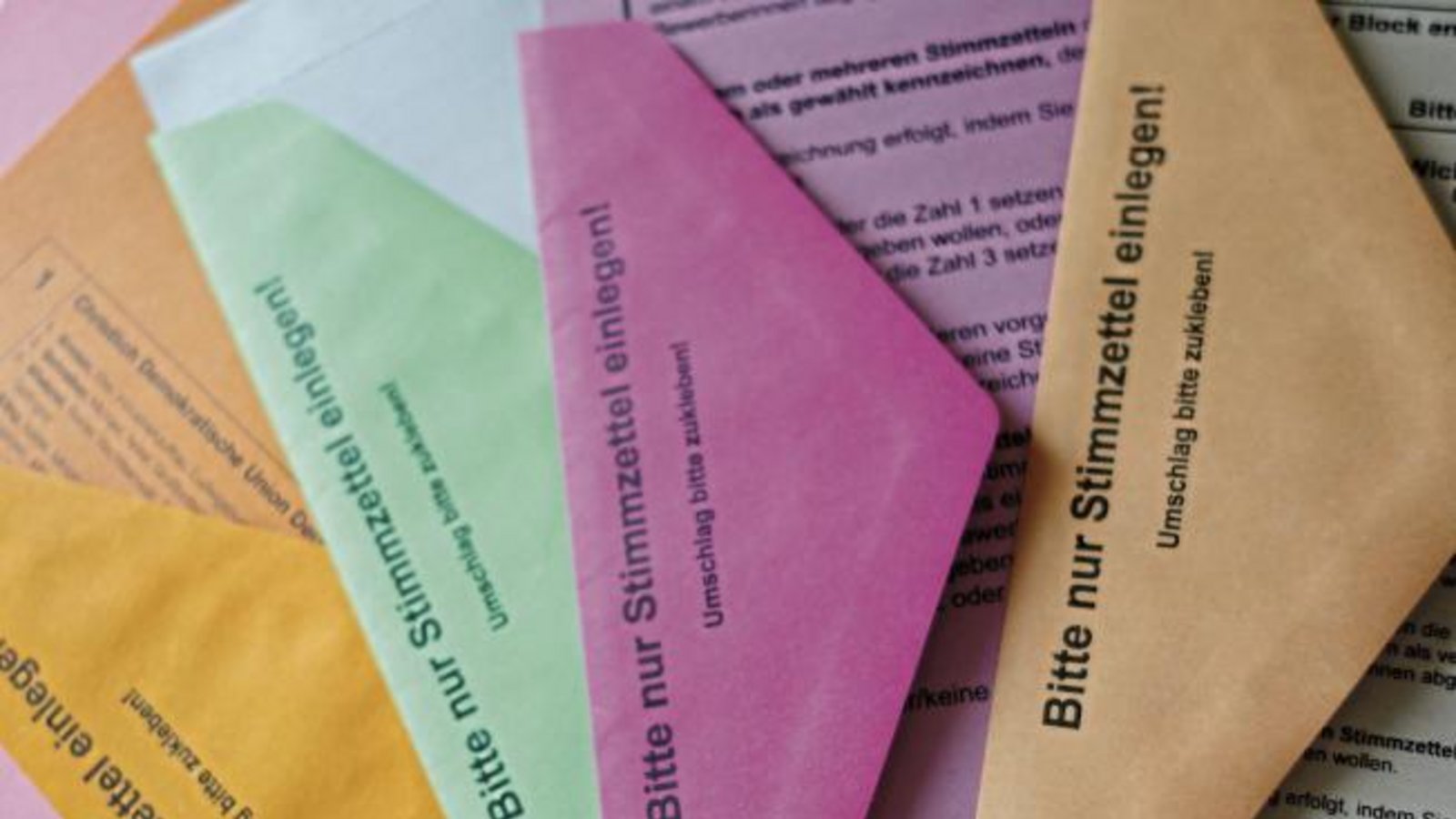 Manch einer kann schon in die bunte Welt der Briefwahl eintauchen.  Foto: Rücker