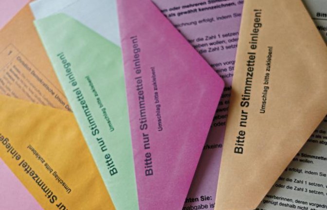 Manch einer kann schon in die bunte Welt der Briefwahl eintauchen.  Foto: Rücker