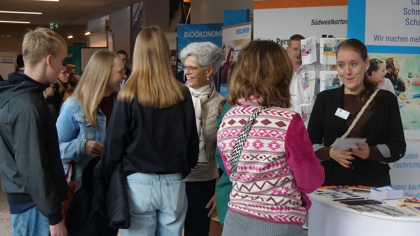Viele Besucher machen Gebrauch von der Möglichkeit zur niederschwelligen Kontaktaufnahme.  Foto: Friedrich