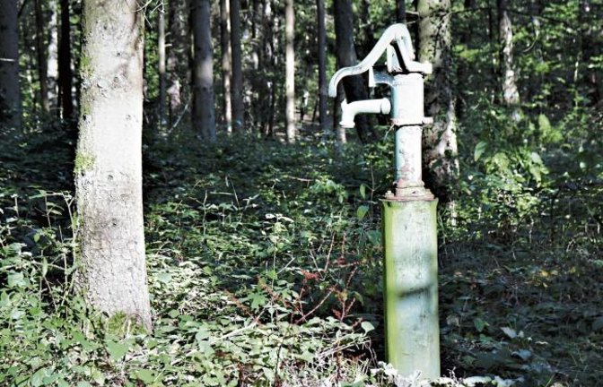 „Wenn es weiterhin bei uns nicht regnet, hilft nur eins: eine Pumpstation wie hier in Gündelbach“, schreibt Rudi Thalhäuser zu seinem Foto.