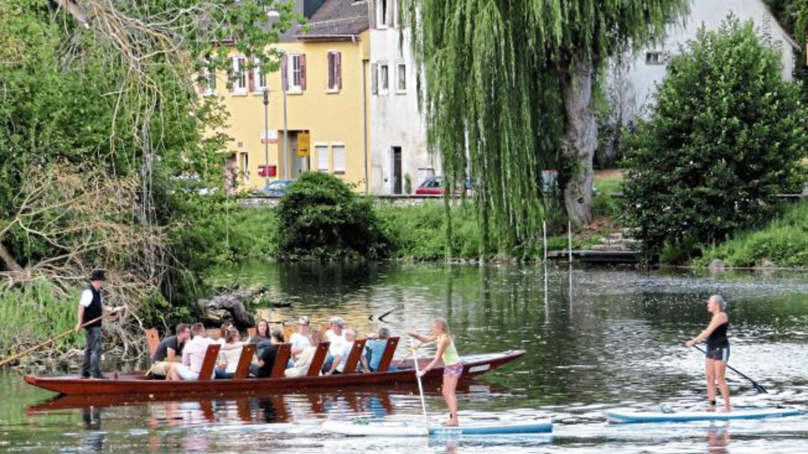 Achtung Gegenverkehr! Reger Betrieb auf der Enz in Vaihingen.  Foto: Arning