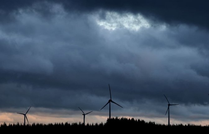 Dunkle Wolken zogen in den vergangenen Monaten über das Renninger Windpark-Vorhaben. Ein Bürgerdialog soll jetzt mehr Lichtblicke in der Kommunikation mit den Bürgern sorgen. (Symbolfoto)<span class='image-autor'>Karl-Josef Hildenbrand/dpa</span>