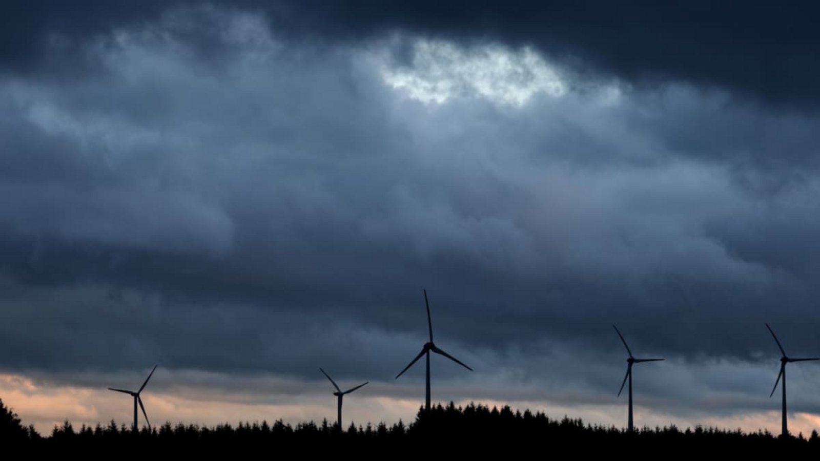 Dunkle Wolken zogen in den vergangenen Monaten über das Renninger Windpark-Vorhaben. Ein Bürgerdialog soll jetzt mehr Lichtblicke in der Kommunikation mit den Bürgern sorgen. (Symbolfoto)Karl-Josef Hildenbrand/dpa Dunkle Wolken zogen in den vergangenen Monaten über das Renninger Windpark-Vorhaben. Ein Bürgerdialog soll jetzt mehr Lichtblicke in der Kommunikation mit den Bürgern sorgen. (Symbolfoto)Karl-Josef Hildenbrand/dpa