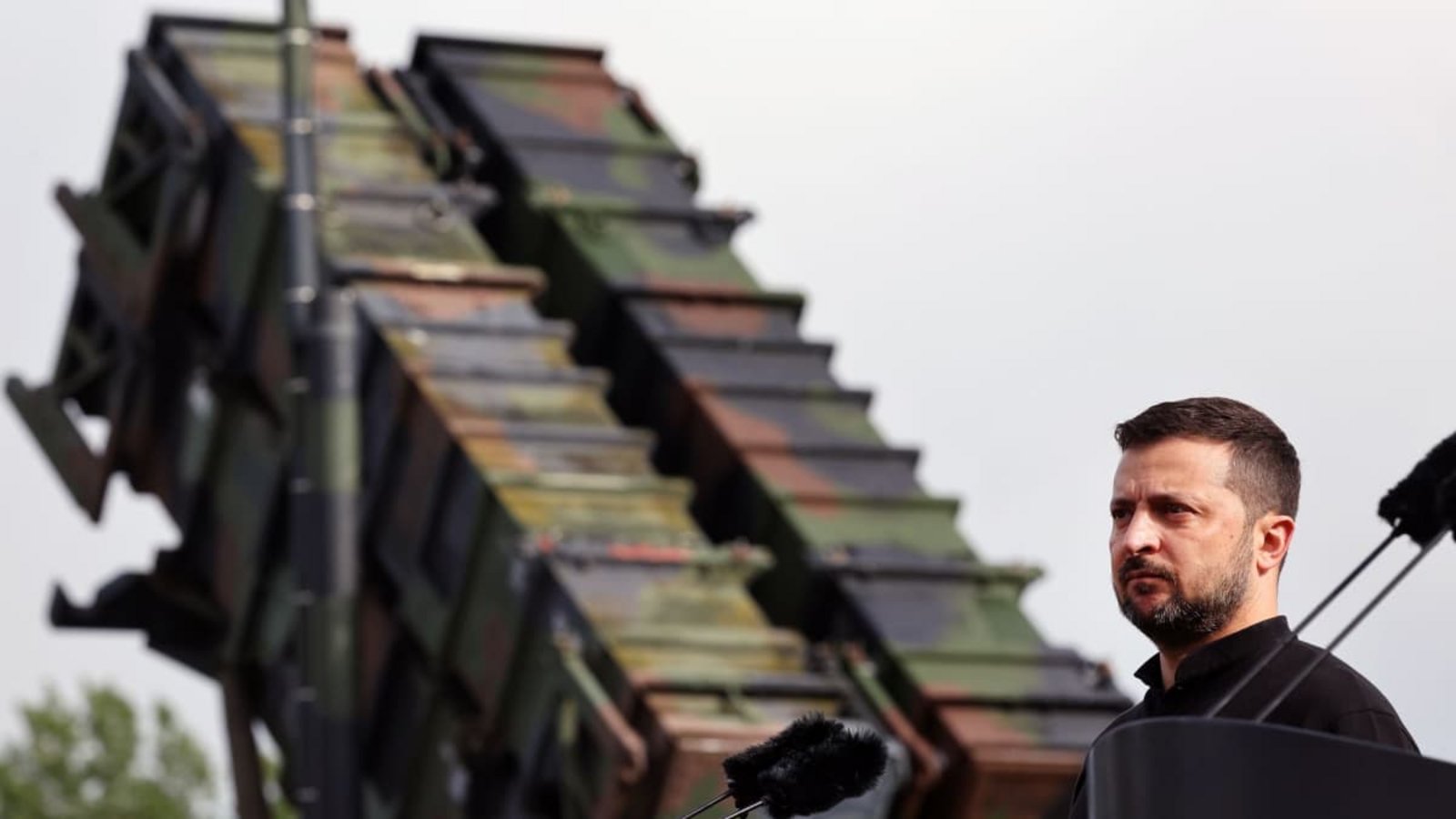 Wolodymyr Selenskyj, Präsident der Ukraine, steht bei seinem Besuch auf einem Truppenübungsplatz vor einem Flugabwehrraketensystem vom Typ Patriot.Jens Büttner/dpa Wolodymyr Selenskyj, Präsident der Ukraine, steht bei seinem Besuch auf einem Truppenübungsplatz vor einem Flugabwehrraketensystem vom Typ Patriot.Jens Büttner/dpa