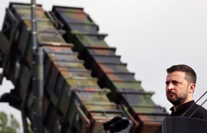 Wolodymyr Selenskyj, Präsident der Ukraine, steht bei seinem Besuch auf einem Truppenübungsplatz vor einem Flugabwehrraketensystem vom Typ Patriot.<span class='image-autor'>Jens Büttner/dpa</span>