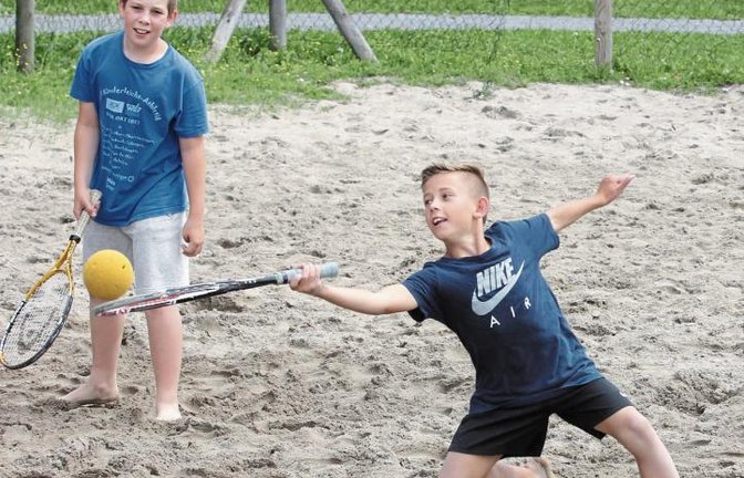 Beim Beachtennis ging es in Oberriexingen darum, sich den Ball mindestens 20 Mal zuzuspielen, ohne dass das Spielgerät den Boden berührt. Foto: Nachreiner
