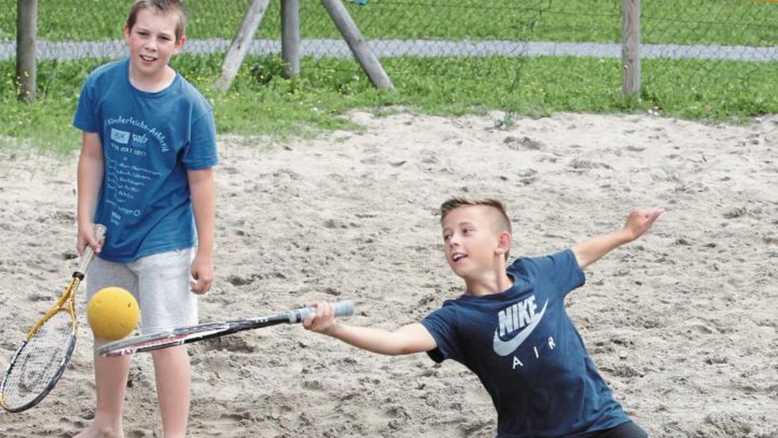 Beim Beachtennis ging es in Oberriexingen darum, sich den Ball mindestens 20 Mal zuzuspielen, ohne dass das Spielgerät den Boden berührt. Foto: Nachreiner
