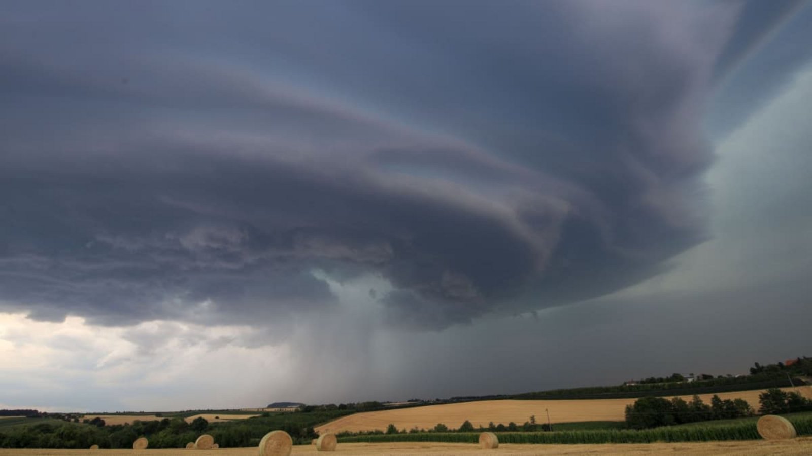 Der Wetterdienst gab eine erneute Unwetterwarnung für Baden-Württemberg hinaus (Archivbild).Alexander Wolf/onw-images/dpa Der Wetterdienst gab eine erneute Unwetterwarnung für Baden-Württemberg hinaus (Archivbild).Alexander Wolf/onw-images/dpa