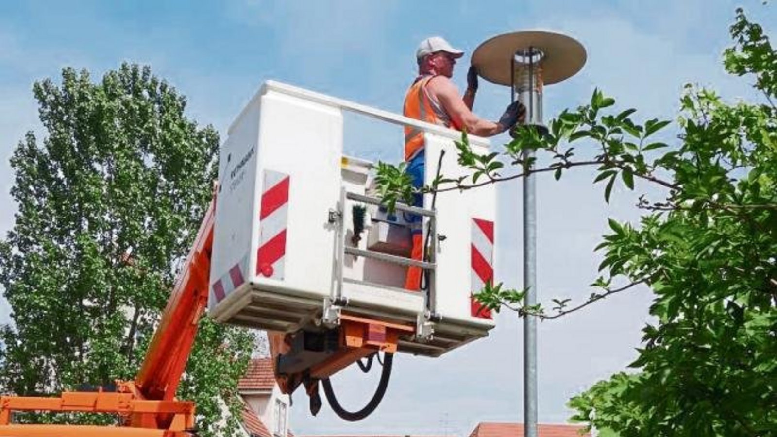 Damit die Leuchte richtig strahlt – auch am bevorstehenden Maientag – wird in Vaihingen geputzt. Foto: Rücker Damit die Leuchte richtig strahlt – auch am bevorstehenden Maientag – wird in Vaihingen geputzt. Foto: Rücker