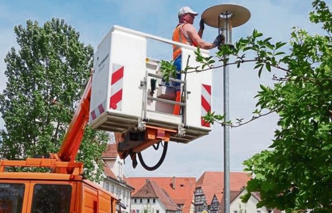 Damit die Leuchte richtig strahlt – auch am bevorstehenden Maientag – wird in Vaihingen geputzt.   Foto: Rücker