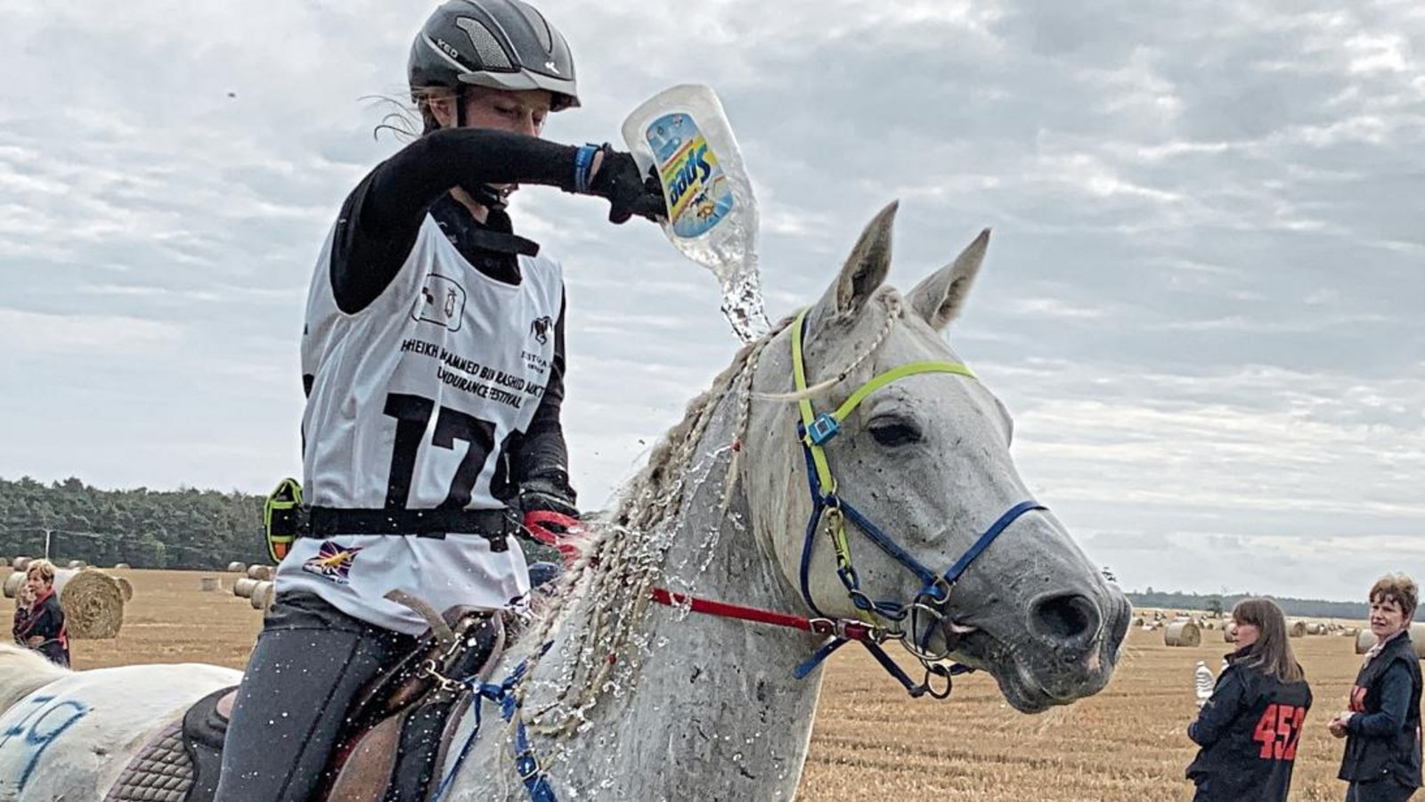 Kühlen Kopf bewahren: Finnja Röhm begießt Heronimo beim 80-Kilometer-Ritt in England mit erfrischendem Wasser. Foto: privat Kühlen Kopf bewahren: Finnja Röhm begießt Heronimo beim 80-Kilometer-Ritt in England mit erfrischendem Wasser. Foto: privat