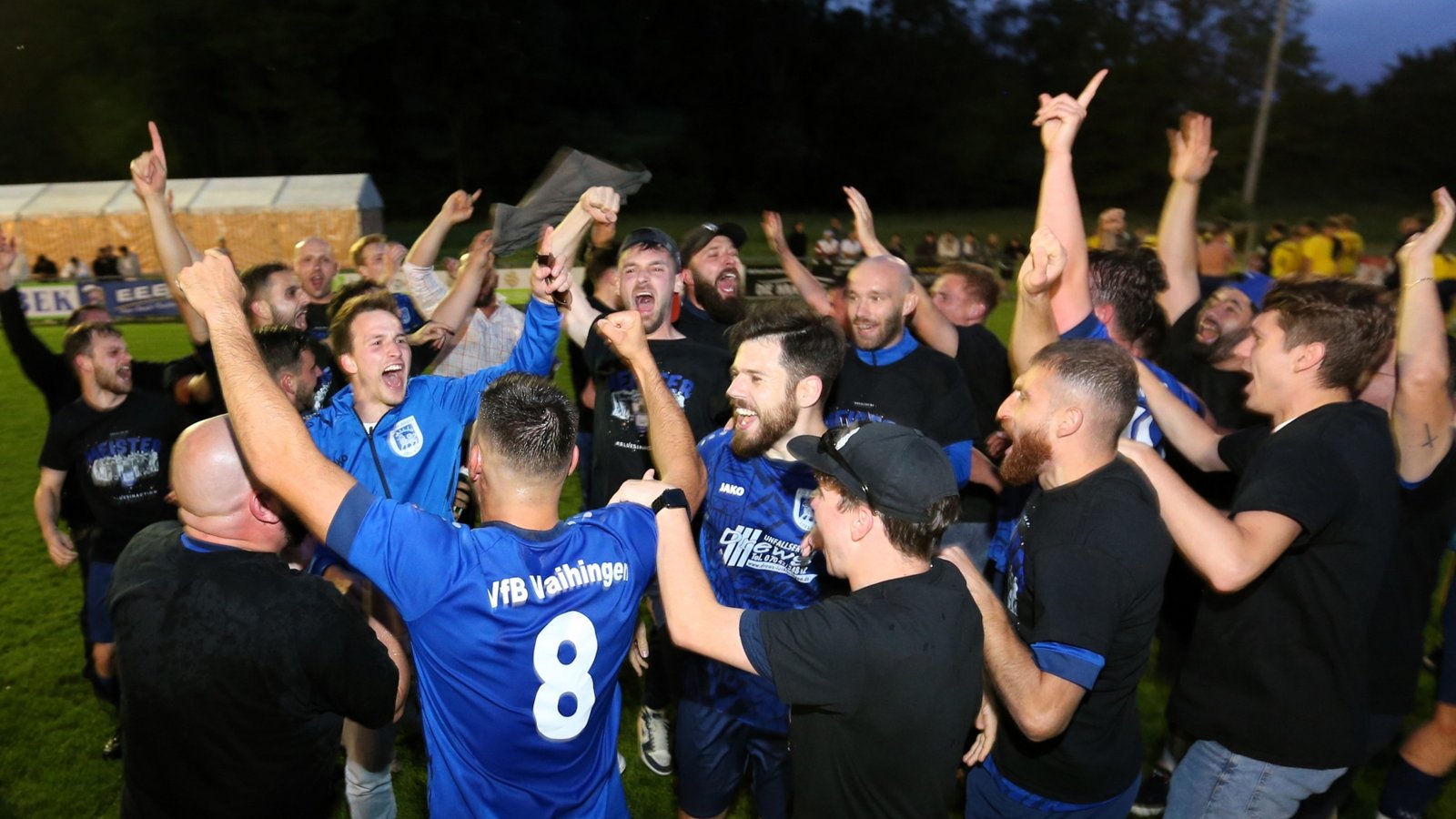 Ausgelassene Freude herrscht beim VfB Vaihingen und den Fans.  Foto: Küppers