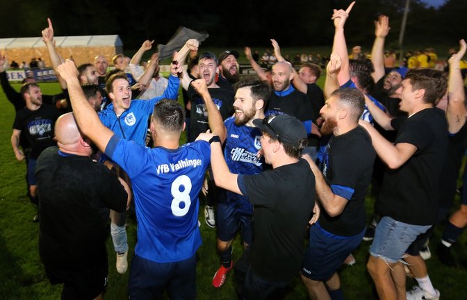 Ausgelassene Freude herrscht beim VfB Vaihingen und den Fans.  <span class='image-autor'>Foto: Küppers</span>