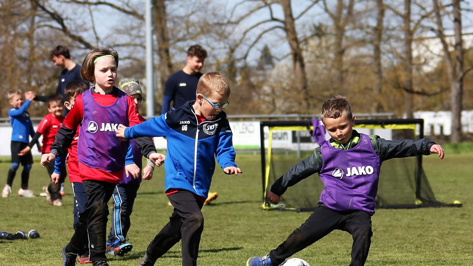 Erst im Parcours, dann in der Box und schließlich beim freien Spielen – das 15. Fußball-Jugendcamp beim SV Illingen ist gut angekommen. Foto: Küppers