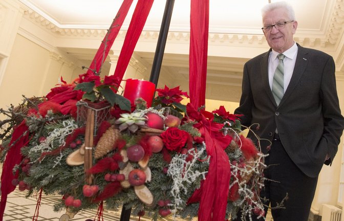 Winfried Kretschmann posiert neben einem Adventskranz in der Villa Reitzenstein, dem Sitz des Ministerpräsidenten (Archivbild).<span class='image-autor'>Foto: dpa/Franziska Kraufmann</span>