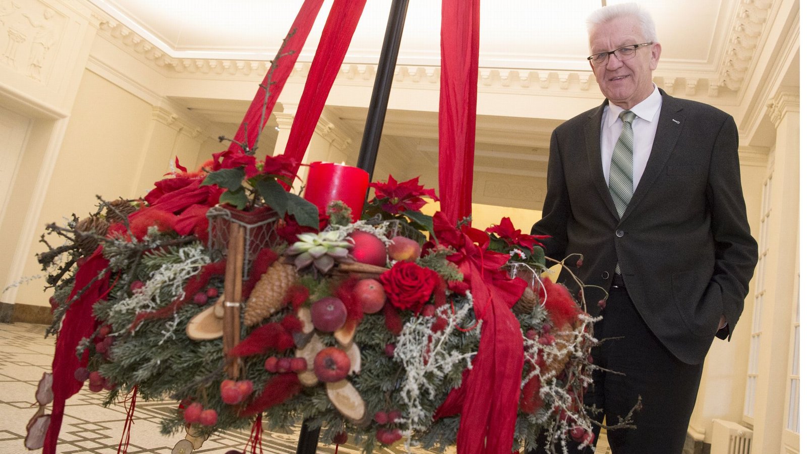 Winfried Kretschmann posiert neben einem Adventskranz in der Villa Reitzenstein, dem Sitz des Ministerpräsidenten (Archivbild).Foto: dpa/Franziska Kraufmann Winfried Kretschmann posiert neben einem Adventskranz in der Villa Reitzenstein, dem Sitz des Ministerpräsidenten (Archivbild).Foto: dpa/Franziska Kraufmann