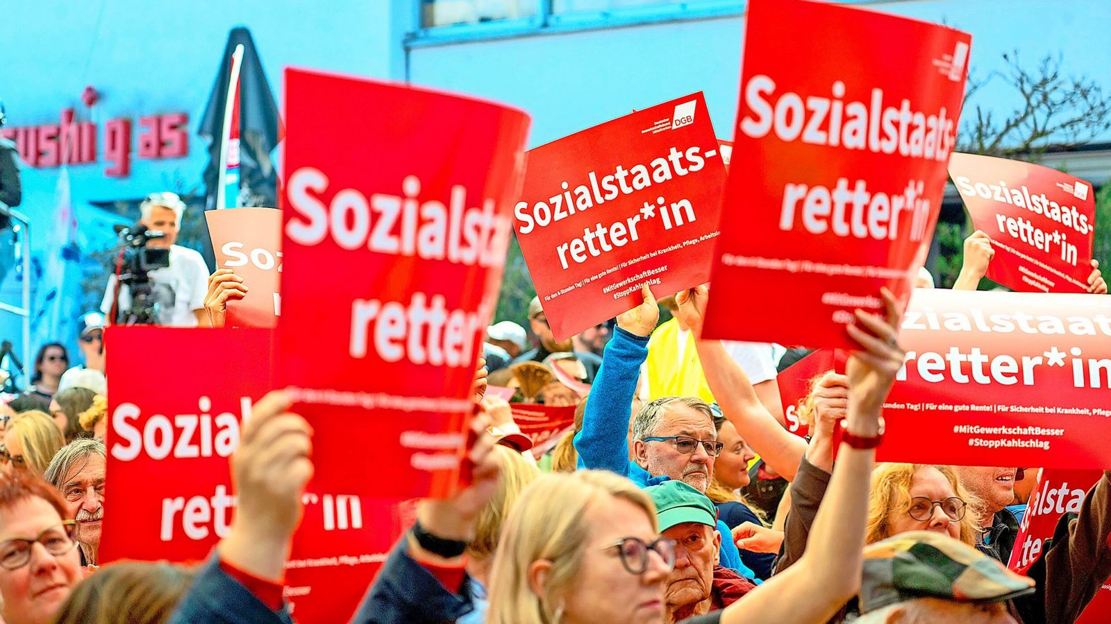 Für beide Seiten steht viel auf dem Spiel: der Sozialstaat für die Gewerkschaften (wie hier am 1. Mai sichtbar gemacht) – und die Zukunft der Unternehmen für die Arbeitgeber.Foto: Pia Bayer/dpa Für beide Seiten steht viel auf dem Spiel: der Sozialstaat für die Gewerkschaften (wie hier am 1. Mai sichtbar gemacht) – und die Zukunft der Unternehmen für die Arbeitgeber.Foto: Pia Bayer/dpa