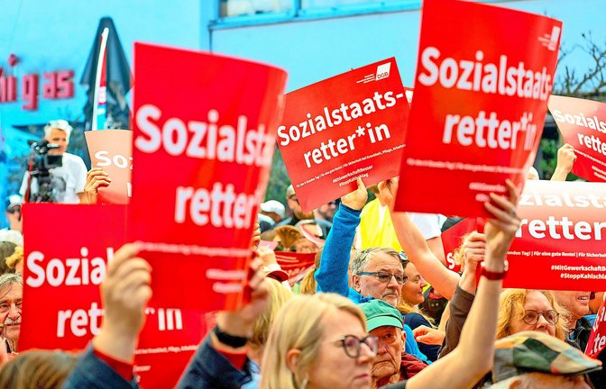 Für beide Seiten steht  viel auf dem Spiel: der Sozialstaat für die Gewerkschaften (wie hier am 1. Mai sichtbar gemacht) – und die Zukunft der Unternehmen für die Arbeitgeber.<span class='image-autor'>Foto: Pia Bayer/dpa</span>