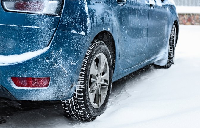 Bei Schneefall sollten die Winterreifen aufgezogen sein.<span class='image-autor'>Foto: Natallia Ploskaya / shutterstock.com</span>