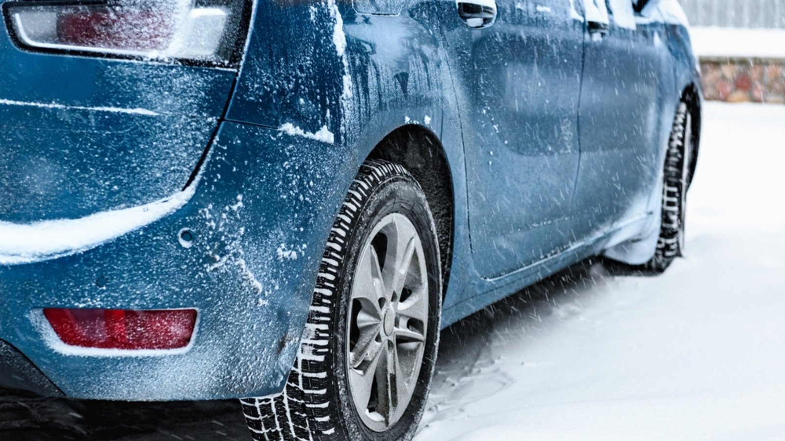Bei Schneefall sollten die Winterreifen aufgezogen sein.Foto: Natallia Ploskaya / shutterstock.com Bei Schneefall sollten die Winterreifen aufgezogen sein.Foto: Natallia Ploskaya / shutterstock.com
