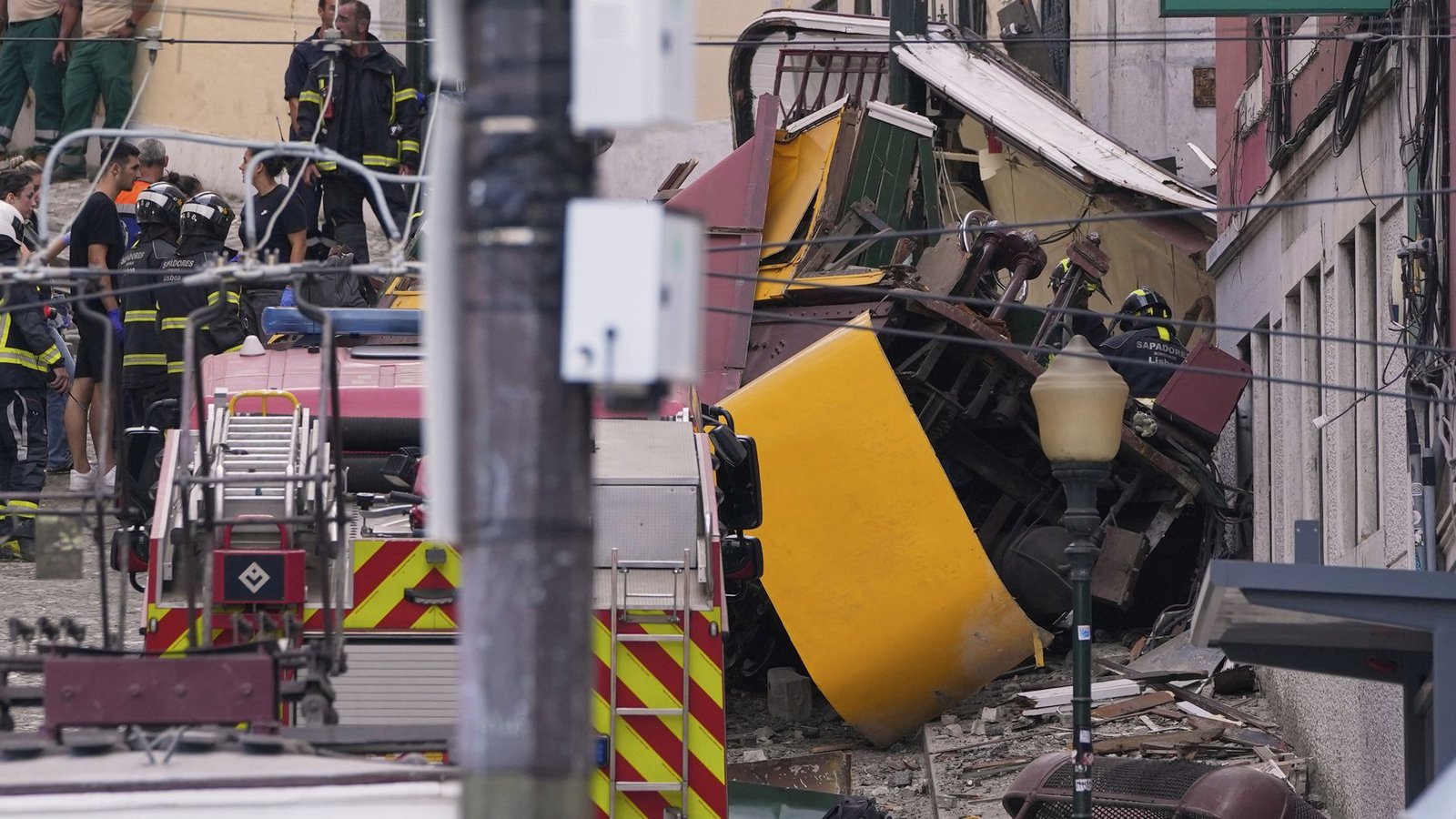 Nach dem Standseilbahn-Unglück in der portugiesischen Hauptstadt Lissabon geht das Auswärtige Amt auch von deutschen Opfern aus. (Archivbild)Foto: Armando Franca/AP/dpa Nach dem Standseilbahn-Unglück in der portugiesischen Hauptstadt Lissabon geht das Auswärtige Amt auch von deutschen Opfern aus. (Archivbild)Foto: Armando Franca/AP/dpa
