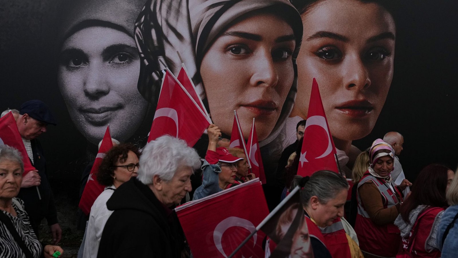 Menschen marschieren zur Unterstützung von Özgür Özel, dem Vorsitzenden der Republikanischen Volkspartei (CHP), der größten Oppositionspartei der Türkei.Foto: Francisco Seco/AP/dpa Menschen marschieren zur Unterstützung von Özgür Özel, dem Vorsitzenden der Republikanischen Volkspartei (CHP), der größten Oppositionspartei der Türkei.Foto: Francisco Seco/AP/dpa