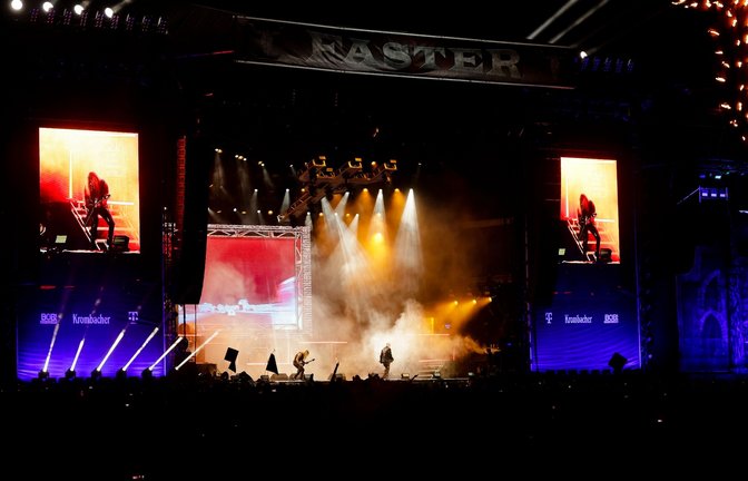Metal-Fans feiern die britische Band Judas Priest in Wacken.<span class='image-autor'>Foto: Frank Molter/dpa</span>