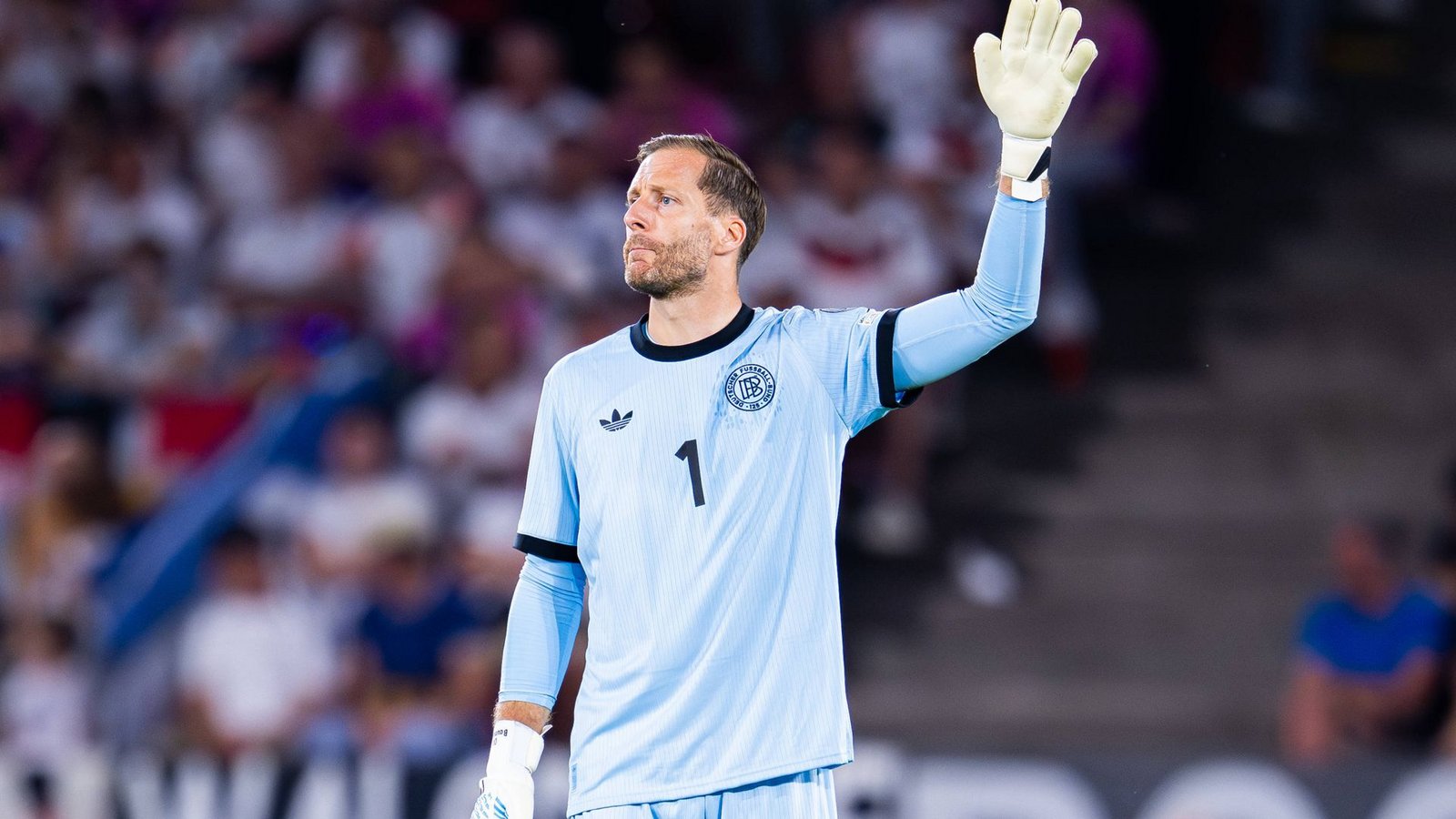 Oliver Baumann (Note 2,5): Beim 4:0 gegen Luxemburg erlebte der Hoffenheimer Keeper in seinem Heimspiel in Sinsheim zuletzt einen extrem ruhigen Abend, weil er kaum etwas zu tun hatte – in Belfast nun war das anders. Aber nur ein bisschen. Denn parieren musste Baumann wieder nicht allzu viel – wenn, dann war er aber mit Klasse und starkem Stellungsspiel zur Stelle. Dafür war er im Spielaufbau mehr gefordert, was er gewohnt souverän bewerkstelligte. Bis er nach einer Stunde mit einem schlampigen Zuspiel Joshua Kimmich in Bedrängnis brachte und so eine Großchance der Nordiren einleitete.Foto: IMAGO/Noah Wedel