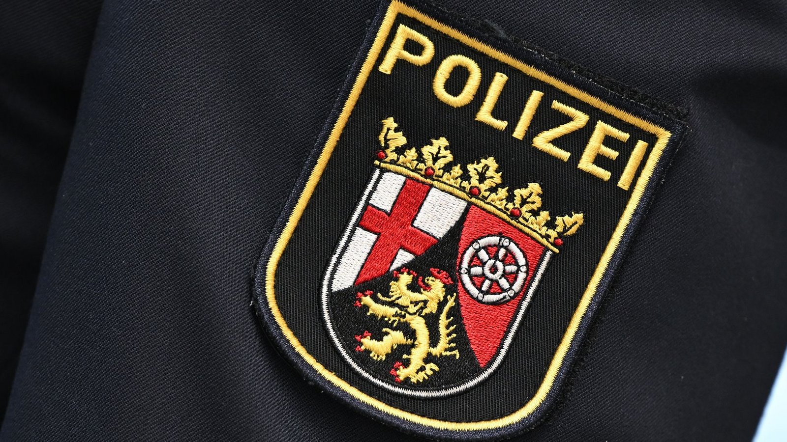 Die Polizei ist mit Großaufgebot vor Ort. (Symbolbild)Foto: Arne Dedert/dpa