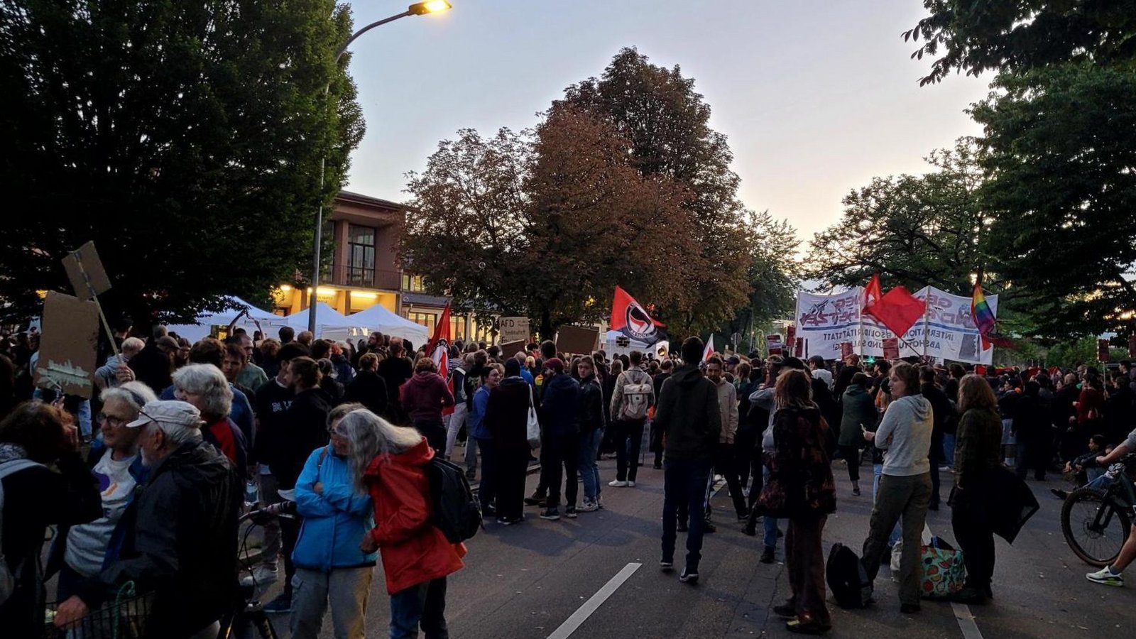 Die Sonne über Tübingen ist untergegangen. Von der vierstelligen Zahl an Teilnehmern sind inzwischen (20.15 Uhr)schätzungsweise 300 übrig geblieben, die vor der Halle ausharren.Foto: StZN/Michael Bosch