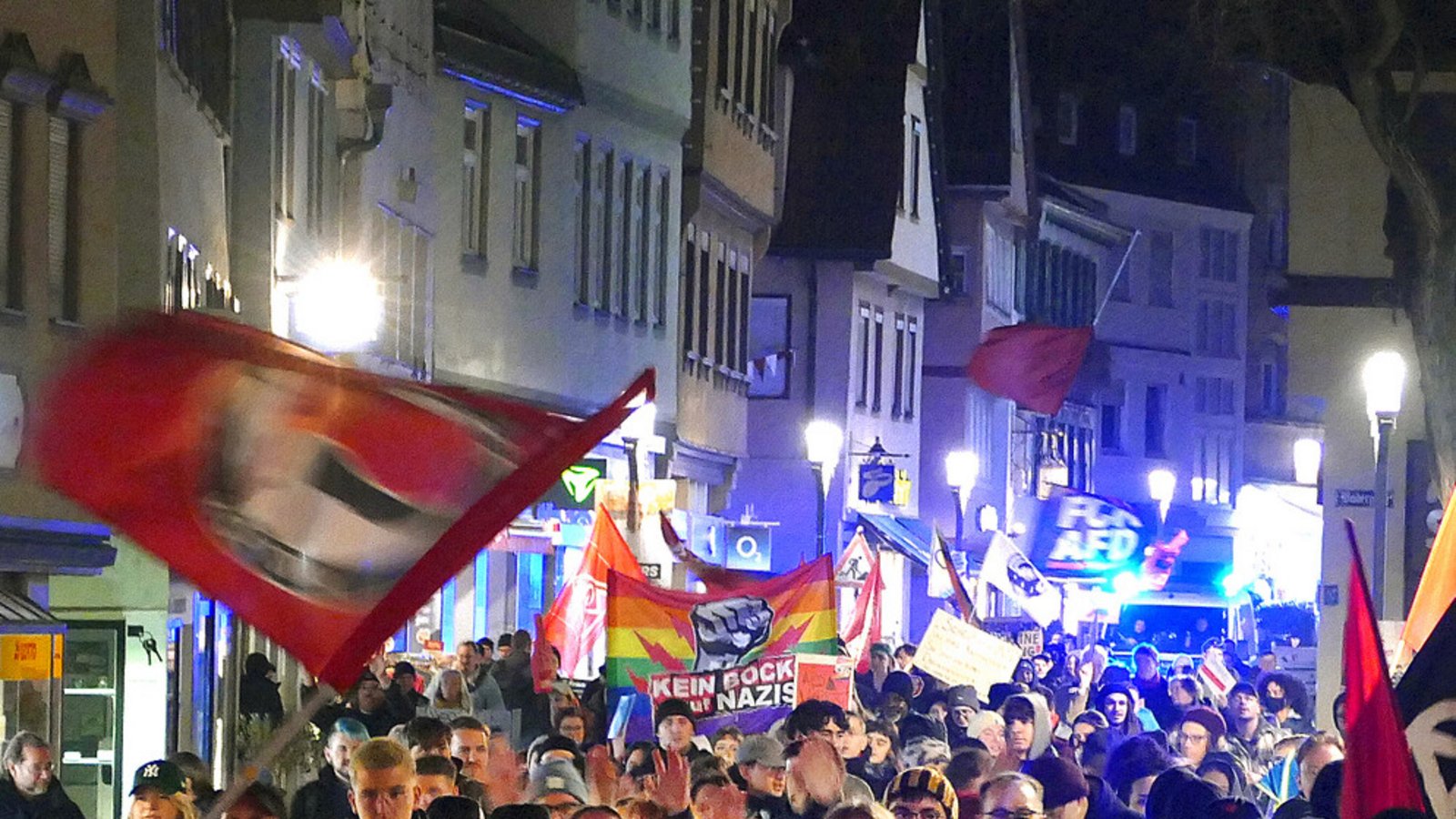 Rund 200 Menschen protestierten am Freitagabend gegen die AfD.Foto: Schöll Rund 200 Menschen protestierten am Freitagabend gegen die AfD.Foto: Schöll