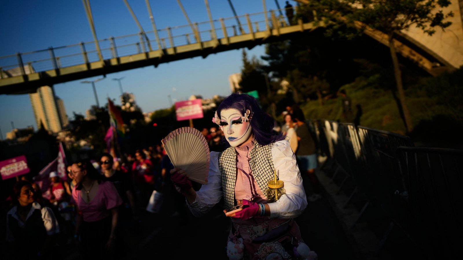 Menschen nehmen an der jährlichen Pride-Parade in Jerusalem teil.Foto: Ohad Zwigenberg/AP/dpa