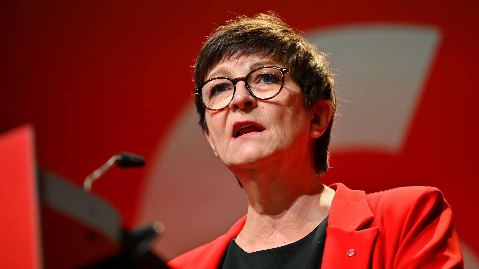 Soll Saskia Esken ihr Amt als SPD-Bundesvorsitzende abgeben? Diese Forderungen kamen in ihrem eigenen Wahlkreis auf. Doch jetzt erhält sie Rückendeckung von der hiesigen Parteispitze.Foto: Jan-Philipp Strobel/dpa Soll Saskia Esken ihr Amt als SPD-Bundesvorsitzende abgeben? Diese Forderungen kamen in ihrem eigenen Wahlkreis auf. Doch jetzt erhält sie Rückendeckung von der hiesigen Parteispitze.Foto: Jan-Philipp Strobel/dpa