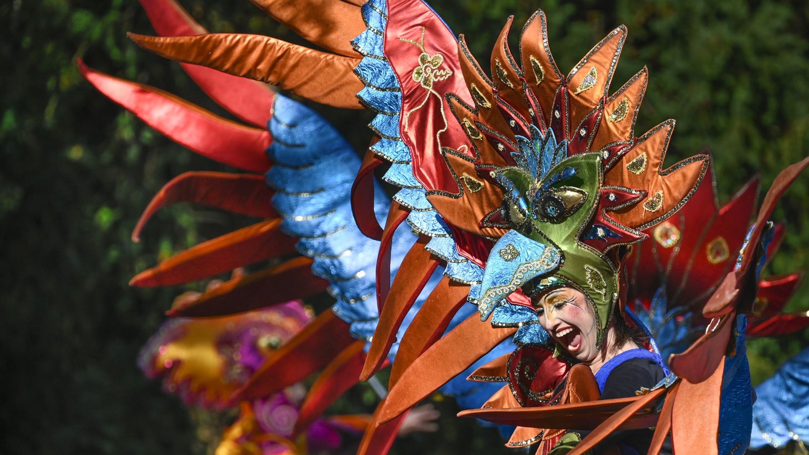 Bremen: Menschen in bunten Verkleidungen machen beim 37. Bremer Sambakarneval am 8. und 9. Juli 2022 mit. Der Sommerkarneval findet in den Bremer Wallanlagen statt. Masken-, Samba- und Stelzengruppen, Akrobatinnen, Tänzer, Weltmusik-DJ’s und weitere Künstler kommen aus Bremen, dem Umland und aus verschiedenen Regionen Deutschlands.Foto: Karsten Klama/dpa Bremen: Menschen in bunten Verkleidungen machen beim 37. Bremer Sambakarneval am 8. und 9. Juli 2022 mit. Der Sommerkarneval findet in den Bremer Wallanlagen statt. Masken-, Samba- und Stelzengruppen, Akrobatinnen, Tänzer, Weltmusik-DJ’s und weitere Künstler kommen aus Bremen, dem Umland und aus verschiedenen Regionen Deutschlands.Foto: Karsten Klama/dpa