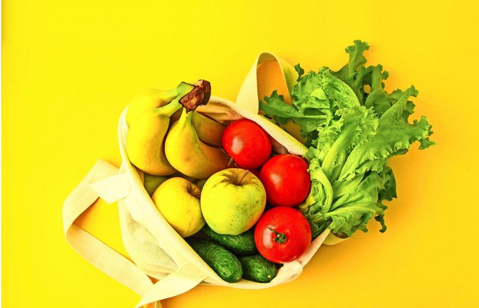 Wer Obst und Gemüse ohne Verpackung kauft, spart nicht nur Plastik, sondern kann auch nur genau so viel mitnehmen, wie er wirklich braucht.<span class='image-autor'>Foto: imago/YAY Images</span>
