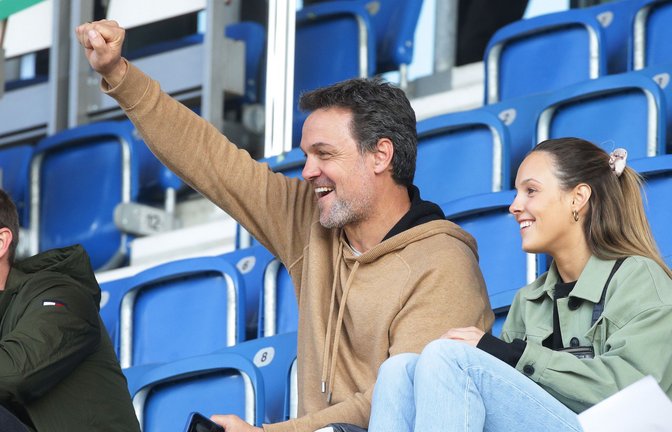 Markus Baur neben seiner Tochter Chiara bei  einem Fußballspiel der Stuttgarter Kickers im Gazi-Stadion – seit Mittwoch ist der frühere Weltmeister wieder im Handball-Geschäft.<span class='image-autor'>Foto: Baumann/Hansjürgen Britsch</span>