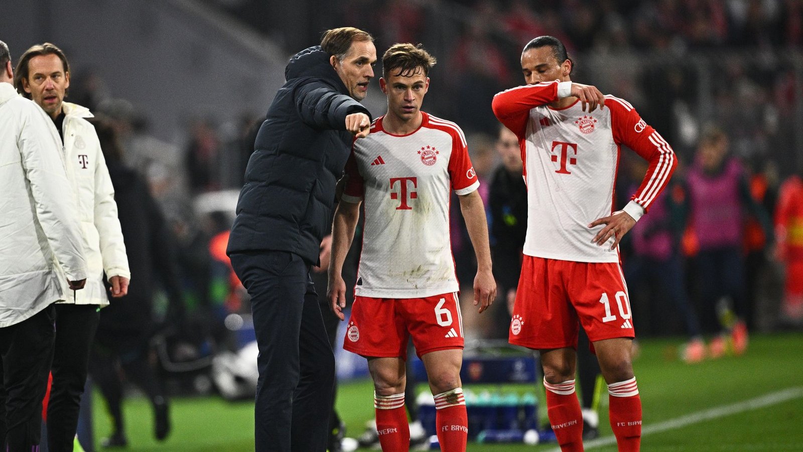 Bayern-Trainer Thomas Tuchel (l) gibt Joshua Kimmich (M.) und Leroy Sané Anweisungen.Foto: Tom Weller/dpa