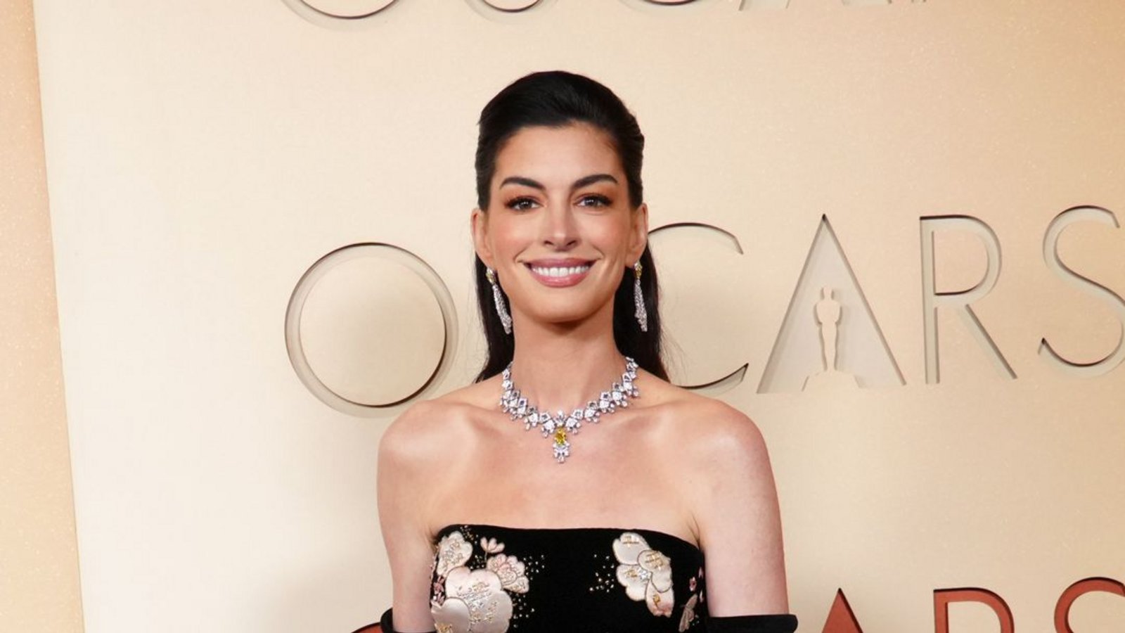 Meerjungfrauen-Schleppe, ellenbogenlange Handschuhe – Anne Hathaway beschwört in Valentino das Hollywood der 1940er Jahre herauf. Unser Urteil: Ein Klassiker, mit dem sie niemals falsch liegen könnte.Foto: Jordan Strauss/Invision/AP/dpa Meerjungfrauen-Schleppe, ellenbogenlange Handschuhe – Anne Hathaway beschwört in Valentino das Hollywood der 1940er Jahre herauf. Unser Urteil: Ein Klassiker, mit dem sie niemals falsch liegen könnte.Foto: Jordan Strauss/Invision/AP/dpa
