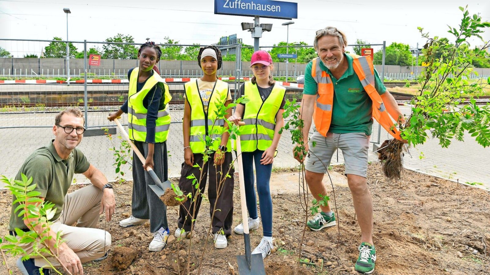 Schülerinnen der Bertha-von-Suttner-Schule beim Spatenstich für den „Tiny Forest“ am Bahnhof in Zuffenhausen. Nikolaus Hebding (li.) von der Deutschen Bahn und Michael Kupka von „The Tiny Group“ betreuen das Projekt.Foto: Max Kovalenko Schülerinnen der Bertha-von-Suttner-Schule beim Spatenstich für den „Tiny Forest“ am Bahnhof in Zuffenhausen. Nikolaus Hebding (li.) von der Deutschen Bahn und Michael Kupka von „The Tiny Group“ betreuen das Projekt.Foto: Max Kovalenko