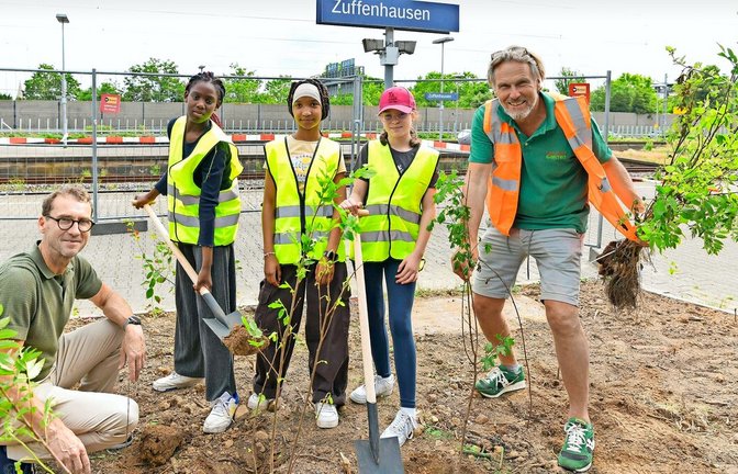 Schülerinnen der Bertha-von-Suttner-Schule beim Spatenstich für den „Tiny Forest“ am Bahnhof in Zuffenhausen. Nikolaus Hebding (li.) von der Deutschen Bahn und Michael Kupka von „The Tiny Group“ betreuen das Projekt.<span class='image-autor'>Foto: Max Kovalenko</span>