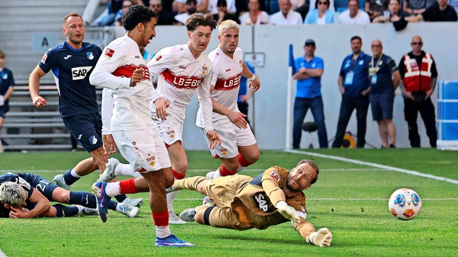 Tiago Tomas (links, weißes Trikot) erzielt den wichtigen Treffer zum 3:3 für den VfB Stuttgart.Foto: Baumann Tiago Tomas (links, weißes Trikot) erzielt den wichtigen Treffer zum 3:3 für den VfB Stuttgart.Foto: Baumann