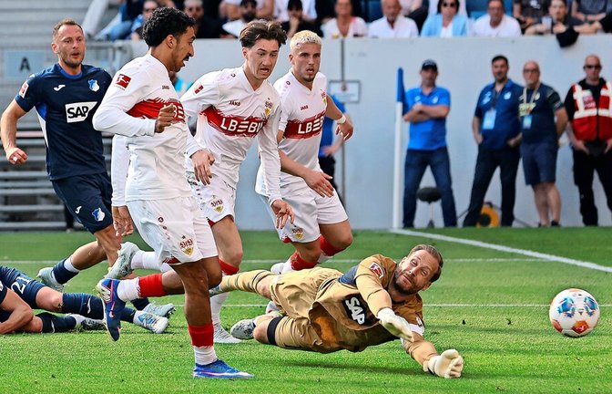 Tiago Tomas (links, weißes Trikot) erzielt den wichtigen Treffer zum 3:3 für den VfB Stuttgart.<span class='image-autor'>Foto: Baumann</span>