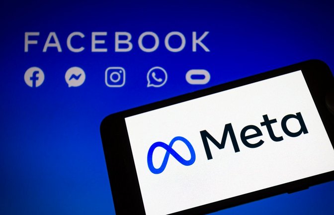 Das Logo von Meta, der Dachmarke des Facebook-Konzerns, auf einem Smartphone, im Hintergrund die Logos von Facebook, Messenger, Instagram, Whatsapp und Oculus.<span class='image-autor'>Foto: Andre M. Chang/ZUMA Press Wire/dpa</span>
