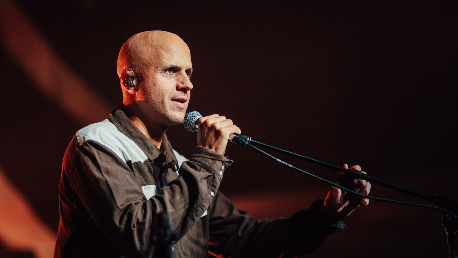 Mit altersloser Lässigkeit schlägt Milow sein Publikum in Bann.Foto: Lichtgut/Christoph Schmidt